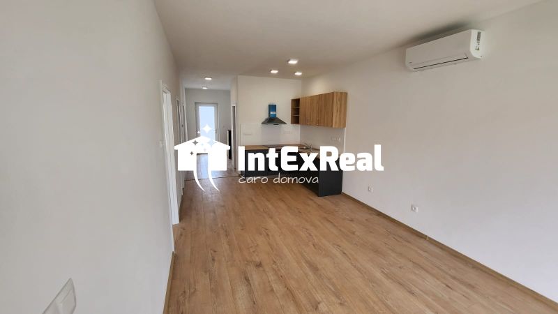   Prenájom 3i  bytu s terasou a so záhradou, Šoporňa, viac na: https://reality.intexreal.sk/