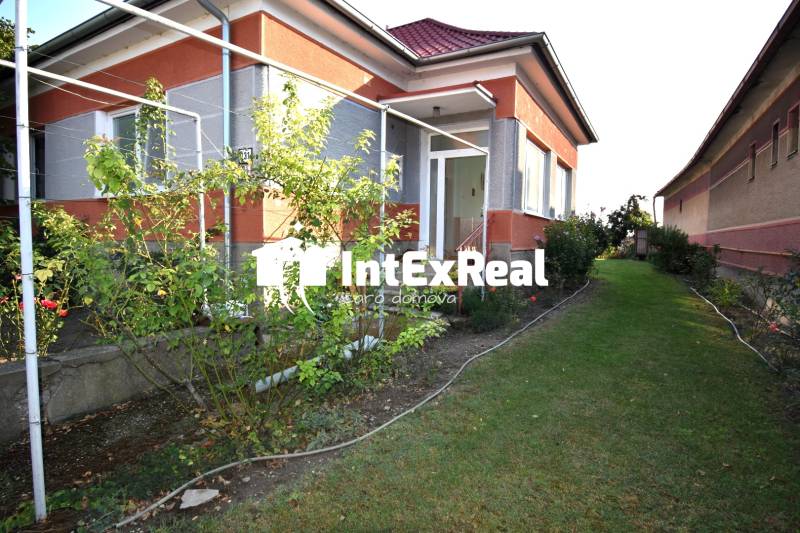 Rodinný dom v srdci obce, predaj, 10 á,  Veľké Úľany, viac na: https://reality.intexreal.sk/