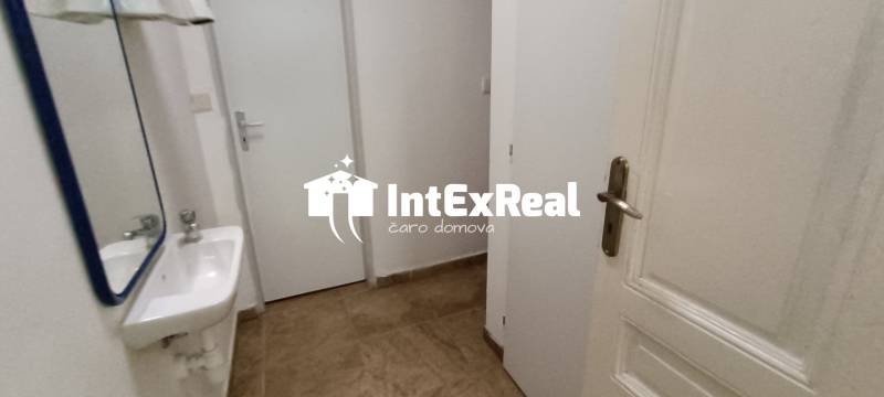 Podnikateľské priestory 2x, 21,25 m², Galanta, Hlavná, viac na: https://reality.intexreal.sk/