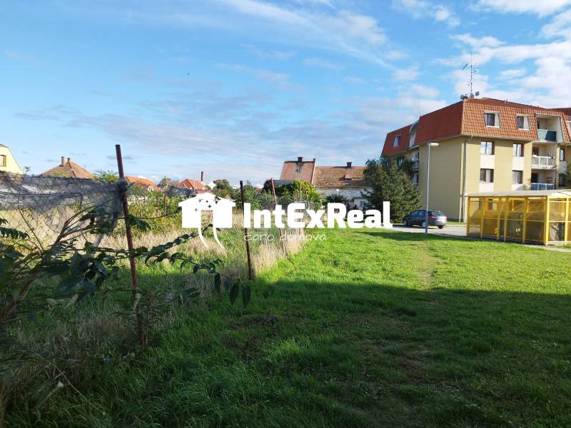 Na predaj pozemok v centre mesta Sládkovičovo, viac na: https://reality.intexreal.sk/