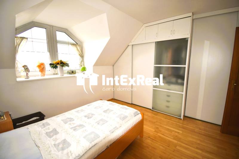 Pôvabný domov  v tíšku obce Veľké Úľany,  na predaj 7 izb. RD  , viac na: https://reality.intexreal.sk/