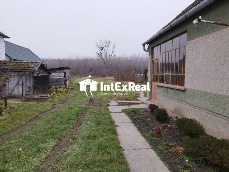 Pozemok pri vode s vidieckym domom,  na predaj, Vozokany pri Galante, viac na: https://reality.intexreal.sk/