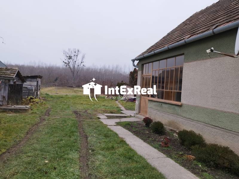 Pozemok pri vode s vidieckym domom,  na predaj, Vozokany pri Galante, viac na: https://reality.intexreal.sk/