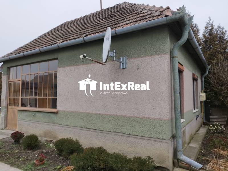 Pozemok pri vode s vidieckym domom,  na predaj, Vozokany pri Galante, viac na: https://reality.intexreal.sk/