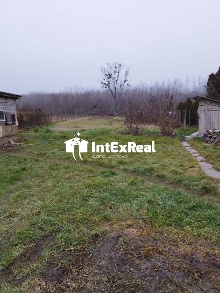 Pozemok pri vode s vidieckym domom,  na predaj, Vozokany pri Galante, viac na: https://reality.intexreal.sk/