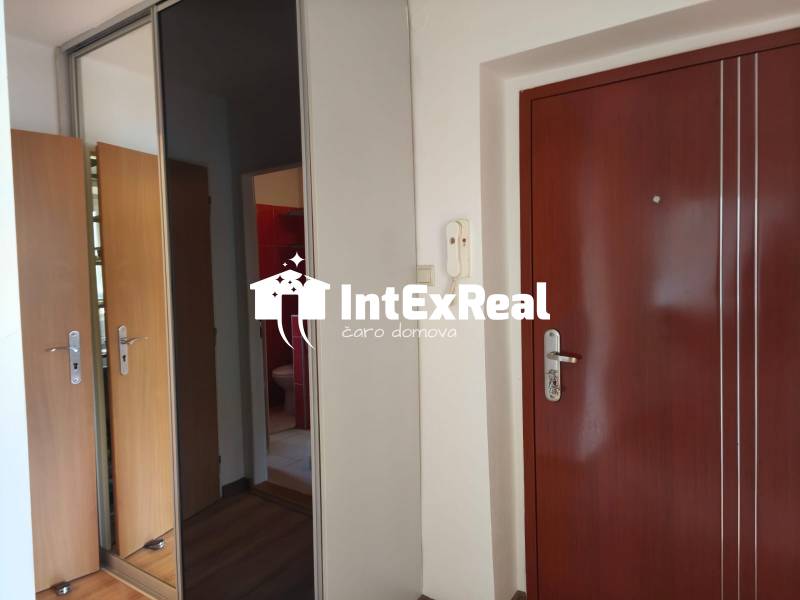 Prerobený 3 izb byt s komorou, 2x pivnica, pri parku, na predaj, Sereď, viac na: https://reality.intexreal.sk/