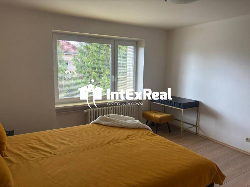 Prerobený 3 izb byt s komorou, 2x pivnica, pri parku, na predaj, Sereď, viac na: https://reality.intexreal.sk/