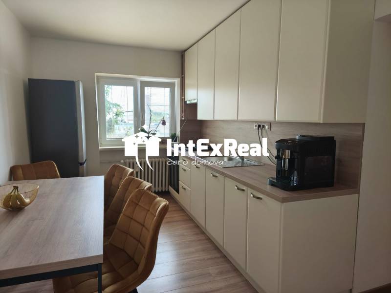 Prerobený 3 izb byt s komorou, 2x pivnica, pri parku, na predaj, Sereď, viac na: https://reality.intexreal.sk/