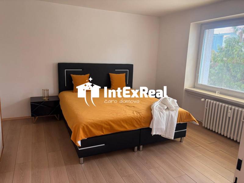 Prerobený 3 izb byt s komorou, 2x pivnica, pri parku, na predaj, Sereď, viac na: https://reality.intexreal.sk/