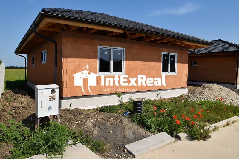 Novostavby, 4 i domy s terasou, tepelným čerpadlom, Topoľnica, viac na: https://reality.intexreal.sk/