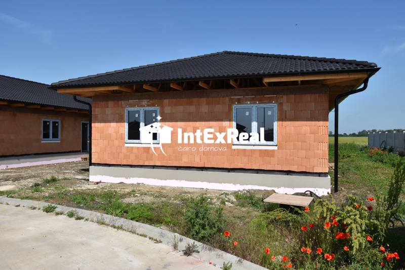 Novostavby, 4 i domy s terasou, tepelným čerpadlom, Topoľnica, viac na: https://reality.intexreal.sk/