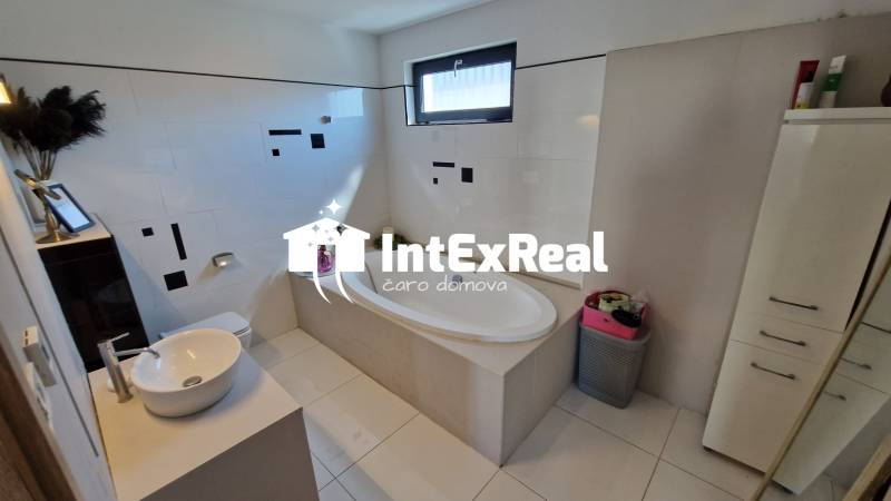 Novostavba so zaujímavými detailmi, na predaj Galanta Kolónia , viac na: https://reality.intexreal.sk/