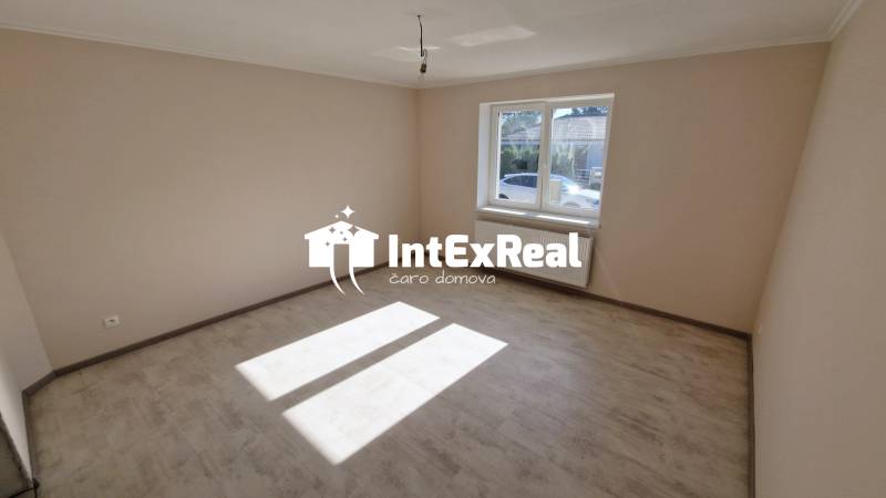 Zrekonštruovaný rodinný dom, 8 á, obec Vlčany, viac na: /https://reality.intexreal.sk/