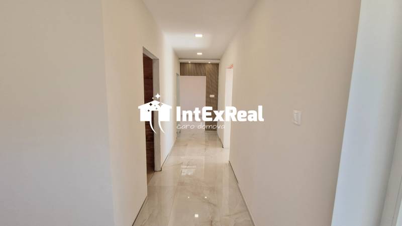 Zrekonštruovaný rodinný dom, 8 á, obec Vlčany, viac na: /https://reality.intexreal.sk/