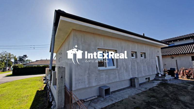 Zrekonštruovaný rodinný dom, 8 á, obec Vlčany, viac na: /https://reality.intexreal.sk/
