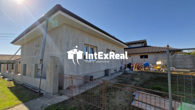 Hľadáte nové bývanie?  Na predaj rodinný dom, 8 á, obec Vlčany,  viac na: /https://reality.intexreal.sk/