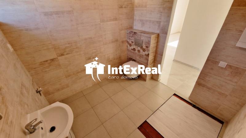 Zrekonštruovaný rodinný dom, 8 á, obec Vlčany, viac na: /https://reality.intexreal.sk/