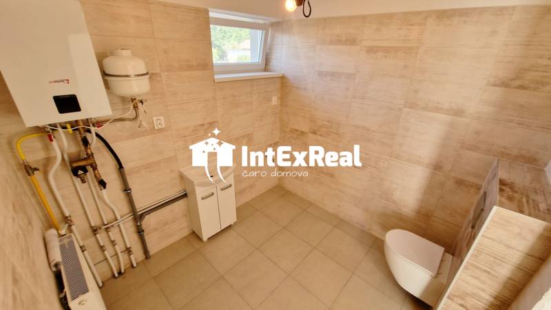 Zrekonštruovaný rodinný dom, 8 á, obec Vlčany, viac na: /https://reality.intexreal.sk/