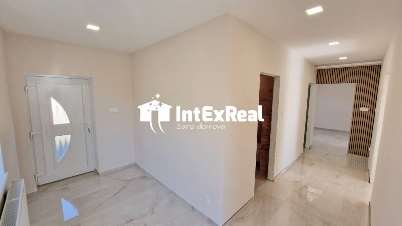 Zrekonštruovaný rodinný dom, 8 á, obec Vlčany, viac na: /https://reality.intexreal.sk/