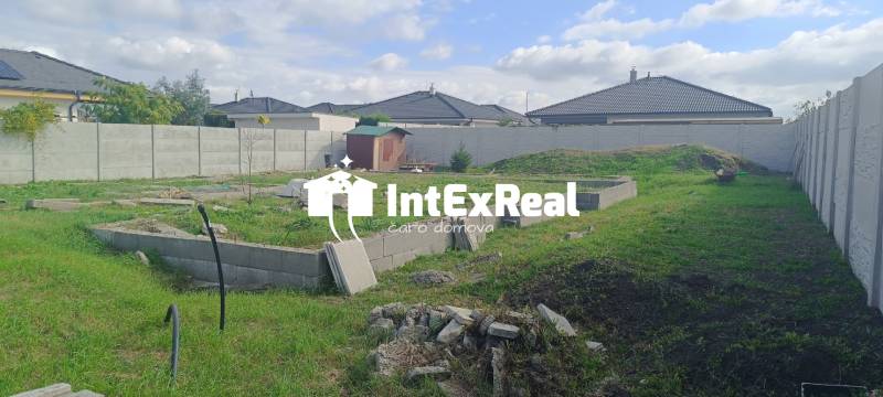 Stavebný pozemok na predaj Mládežnícka štvrť, Galanta  6,5 á, viac na: https://reality.intexreal.sk/