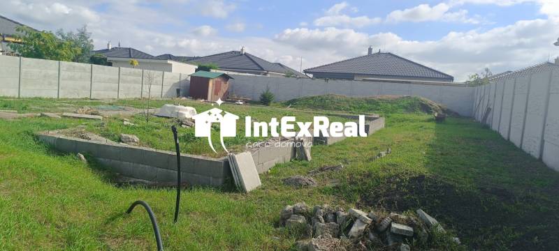Stavebný pozemok na predaj Mládežnícka štvrť, Galanta  6,5 á, viac na: https://reality.intexreal.sk/