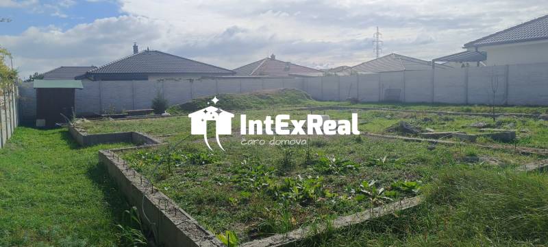 Stavebný pozemok na predaj Mládežnícka štvrť, Galanta  6,5 á, viac na: https://reality.intexreal.sk/