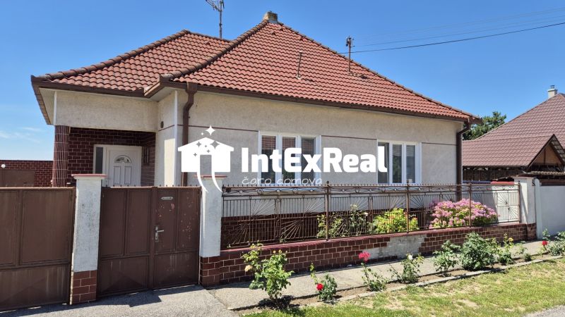 Rodinný  dom  s novou strechou, predaj, Košúty, viac na: https://reality.intexreal.sk/