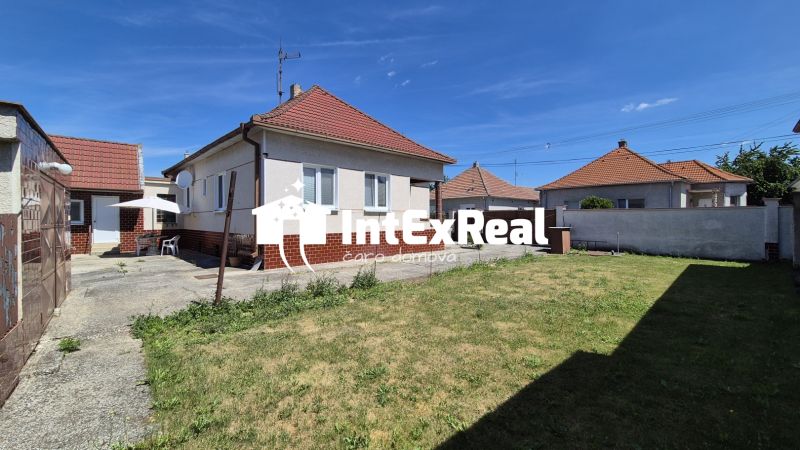 Rodinný  dom  s novou strechou, predaj, Košúty, viac na: https://reality.intexreal.sk/