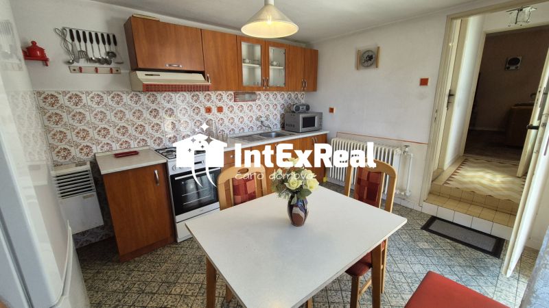 Rodinný  dom  s novou strechou, predaj, Košúty, viac na: https://reality.intexreal.sk/