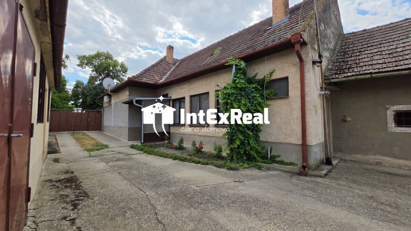 Nehnuteľnosť s potenciálom, RD s 18,71á pozemkom, na predaj Mostová, viac na: https://reality.intexreal.sk/