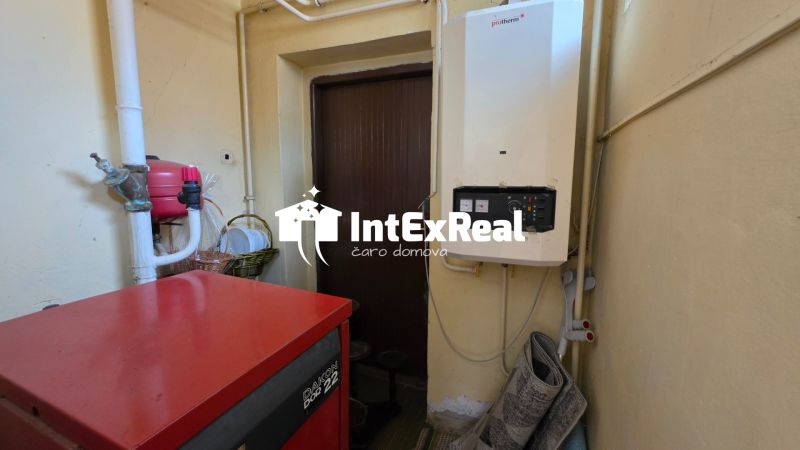 Nehnuteľnosť s potenciálom, RD s 18,71á pozemkom, na predaj Mostová, viac na: https://reality.intexreal.sk/