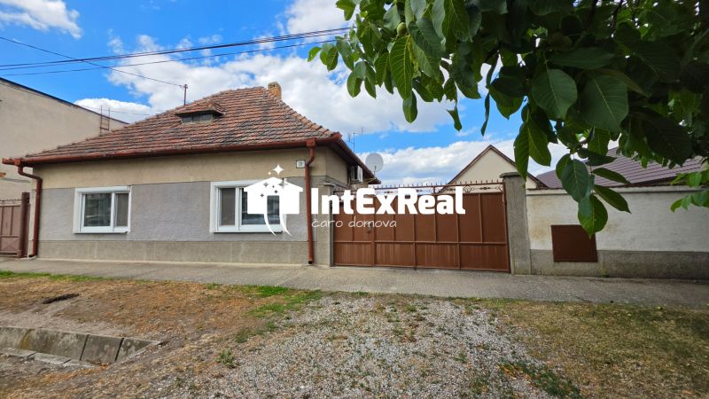 Nehnuteľnosť s potenciálom, RD s 18,71á pozemkom, na predaj Mostová, viac na: https://reality.intexreal.sk/