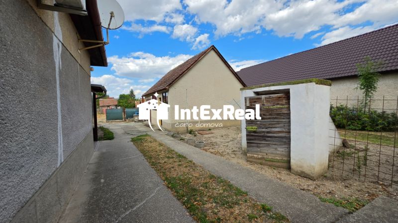 Nehnuteľnosť s potenciálom, RD s 18,71á pozemkom, na predaj Mostová, viac na: https://reality.intexreal.sk/