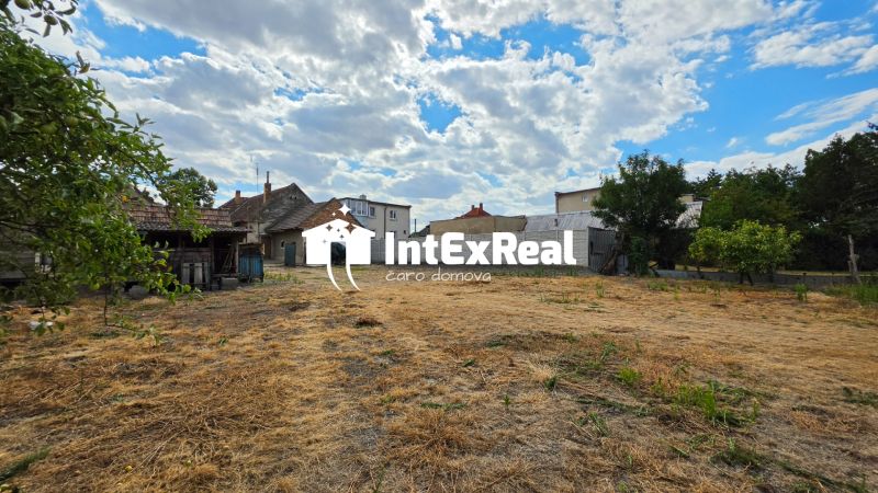 Nehnuteľnosť s potenciálom, RD s 18,71á pozemkom, na predaj Mostová, viac na: https://reality.intexreal.sk/