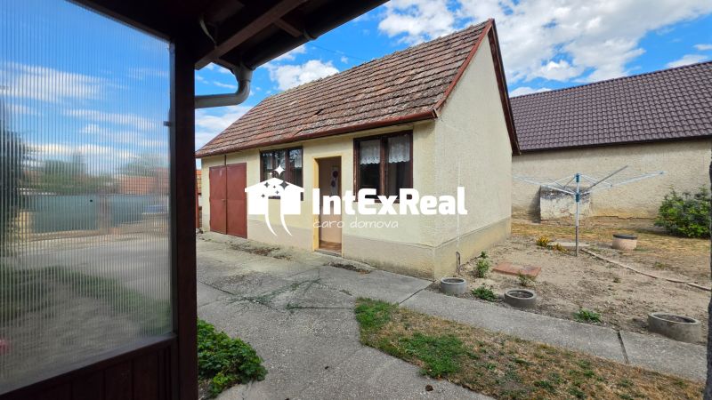 Nehnuteľnosť s potenciálom, RD s 18,71á pozemkom, na predaj Mostová, viac na: https://reality.intexreal.sk/