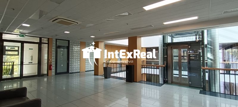 Reprezentatívny  priestor,  na prenájom, 174,5 m² / 87,17 m² a 87,33 m² / Galanta centrum, viac na: https://reality.intexreal.sk/