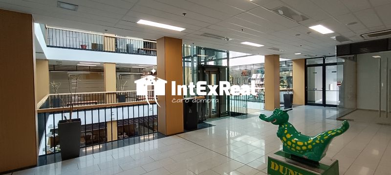 Reprezentatívny  priestor,  na prenájom, 174,5 m² / 87,17 m² a 87,33 m² / Galanta centrum, viac na: https://reality.intexreal.sk/