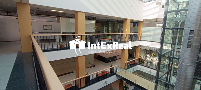 Reprezentatívny  priestor,  na prenájom, 174,5 m² / 87,17 m² a 87,33 m² / Galanta centrum, viac na: https://reality.intexreal.sk/
