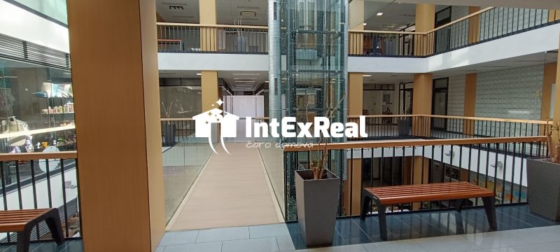 Reprezentatívny  priestor,  na prenájom, 174,5 m² / 87,17 m² a 87,33 m² / Galanta centrum, viac na: https://reality.intexreal.sk/
