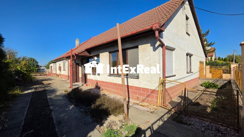 Na predaj rodinný dom s veľkým slnečným pozemkom v obci Mostová, viac na: https://reality.intexreal.sk/