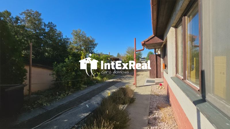 Na predaj rodinný dom s veľkým slnečným pozemkom v obci Mostová, viac na: https://reality.intexreal.sk/