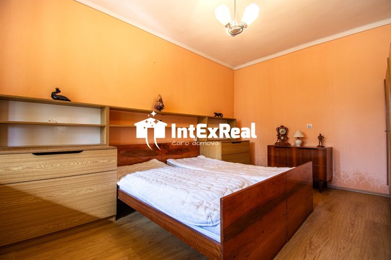 Na predaj rodinný dom s veľkým slnečným pozemkom v obci Mostová, viac na: https://reality.intexreal.sk/