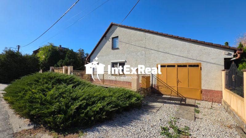 Na predaj rodinný dom s veľkým slnečným pozemkom v obci Mostová, viac na: https://reality.intexreal.sk/