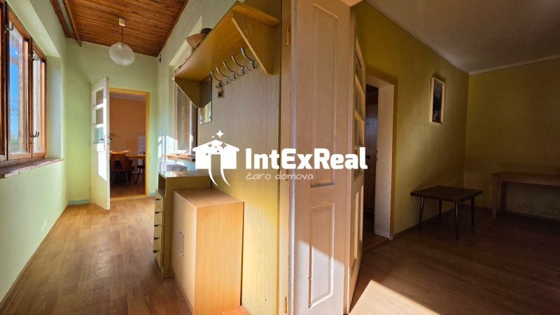 Na predaj rodinný dom s veľkým slnečným pozemkom v obci Mostová, viac na: https://reality.intexreal.sk/