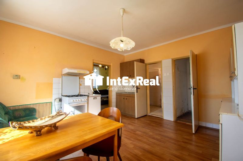Na predaj rodinný dom s veľkým slnečným pozemkom v obci Mostová, viac na: https://reality.intexreal.sk/