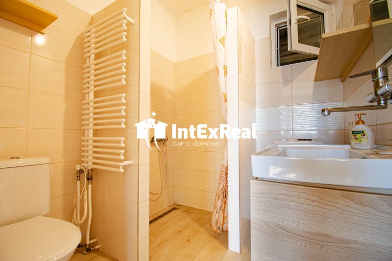 Na predaj rodinný dom s veľkým slnečným pozemkom v obci Mostová, viac na: https://reality.intexreal.sk/